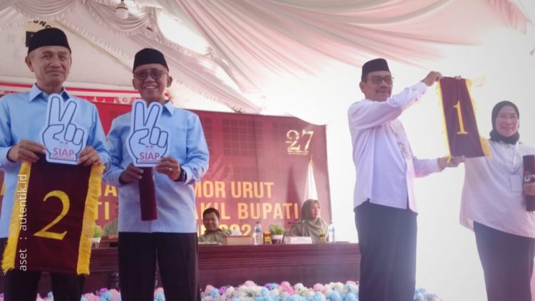Dua pasangan calon Bupati dan Wakil Bupati Kabupaten Pohuwato usai melakukan pengundian nomor urut, Senin (23/9/2024).