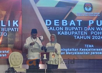Paslon Nomor Urut 1 saat debat publik Cakada Pohuwato putaran pertama, Minggu (27/10/2024).