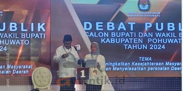 Paslon Nomor Urut 1 saat debat publik Cakada Pohuwato putaran pertama, Minggu (27/10/2024).