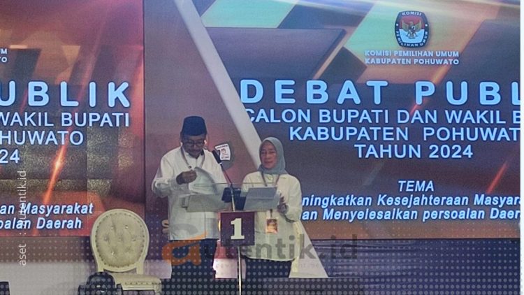 Paslon Nomor Urut 1 saat debat publik Cakada Pohuwato putaran pertama, Minggu (27/10/2024).