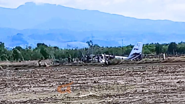 Gambar satu pesawat yang jatuh di lahan tambak warga, diduga SAM Air yang gagal landing di Bandara Panua Pohuwato, Ahad (20/10/2024).