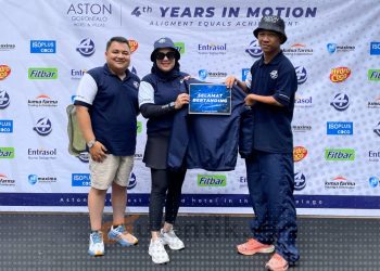 HR Manager dan General Manager Aston Gorontalo bersama Denis Maniku.