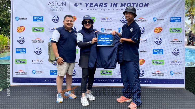 HR Manager dan General Manager Aston Gorontalo bersama Denis Maniku.