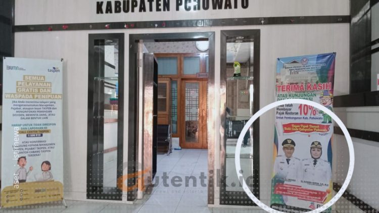 Salah satu gambar petahana yang masih terpampang di salah satu OPD di Pohuwato.