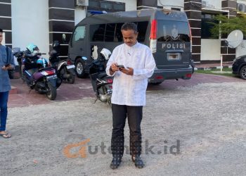Sekda Pohuwato, Iskandar Datau, usai menjalani pemeriksaan di Mapolres Pohuwato, Jumat (25/10/2024).
