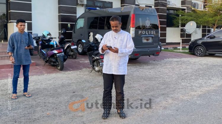 Sekda Pohuwato, Iskandar Datau, usai menjalani pemeriksaan di Mapolres Pohuwato, Jumat (25/10/2024).