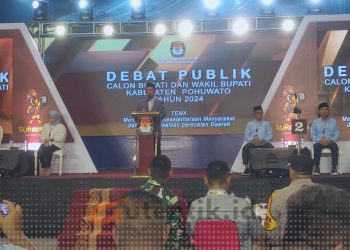 Ketua KPU Pohuwato, Firman Ikhwan, saat memberikan sambutan pada Debat Publik putaran pertama, Minggu (27/10/2024).