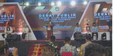 Ketua KPU Pohuwato, Firman Ikhwan, saat memberikan sambutan pada Debat Publik putaran pertama, Minggu (27/10/2024).