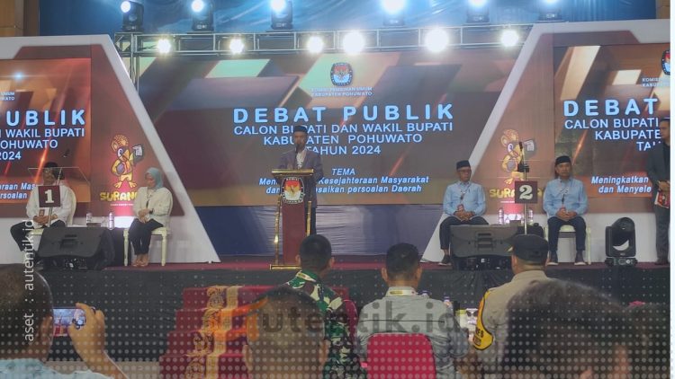 Ketua KPU Pohuwato, Firman Ikhwan, saat memberikan sambutan pada Debat Publik putaran pertama, Minggu (27/10/2024).
