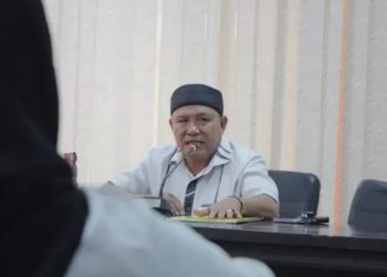 Plh. Ketua DPRD Kabupaten Pohuwato, Beni Nento, saat memimpin RDP soal sengketa lahan Desa Manawa, Rabu (12//6/2024).