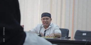 Plh. Ketua DPRD Kabupaten Pohuwato, Beni Nento, saat memimpin RDP soal sengketa lahan Desa Manawa, Rabu (12//6/2024).