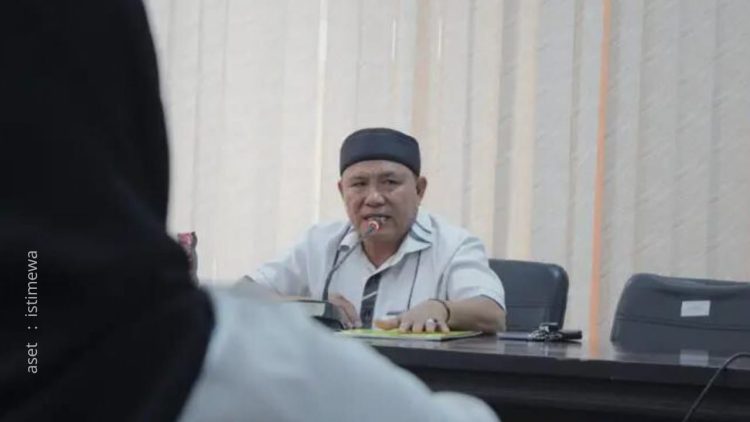 Plh. Ketua DPRD Kabupaten Pohuwato, Beni Nento, saat memimpin RDP soal sengketa lahan Desa Manawa, Rabu (12//6/2024).