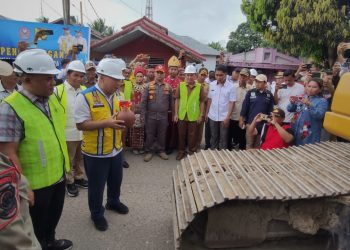 Ketua DPRD Pohuwato, Nasir Giasi (kedua kanan) saat menghidiri kickoff preservasi ruas jalan Duhiadaa-Imbodu, Selasa (13/08/2024).