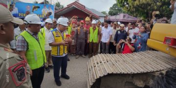 Ketua DPRD Pohuwato, Nasir Giasi (kedua kanan) saat menghidiri kickoff preservasi ruas jalan Duhiadaa-Imbodu, Selasa (13/08/2024).
