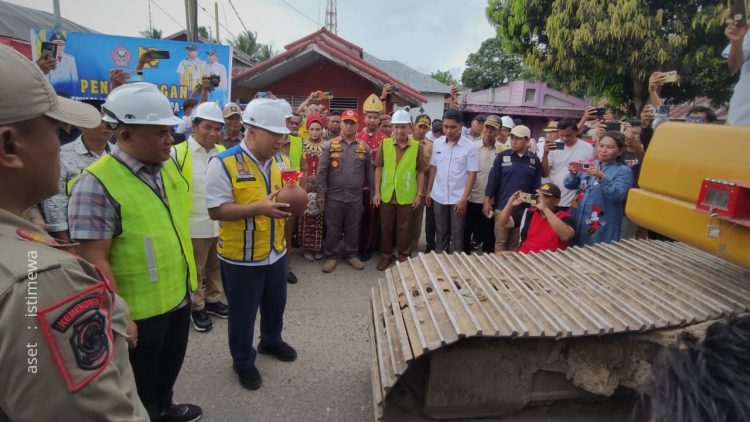 Ketua DPRD Pohuwato, Nasir Giasi (kedua kanan) saat menghidiri kickoff preservasi ruas jalan Duhiadaa-Imbodu, Selasa (13/08/2024).