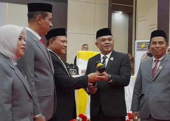 Nasir Giasi (kedua kanan) didampingi Nirwan Due (kanan) saat menyerahkan palu sidang sebagai simbol serah terima kursi pimpinan DPRD Kabupaten Pohuwato, Senin (30/09/2024).