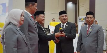 Nasir Giasi (kedua kanan) didampingi Nirwan Due (kanan) saat menyerahkan palu sidang sebagai simbol serah terima kursi pimpinan DPRD Kabupaten Pohuwato, Senin (30/09/2024).