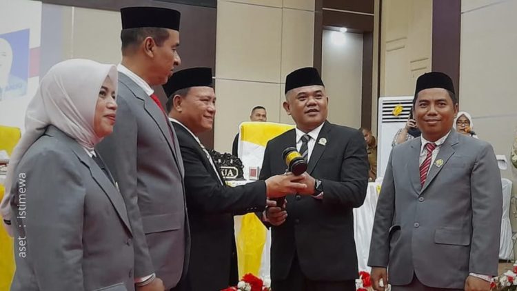 Nasir Giasi (kedua kanan) didampingi Nirwan Due (kanan) saat menyerahkan palu sidang sebagai simbol serah terima kursi pimpinan DPRD Kabupaten Pohuwato, Senin (30/09/2024).