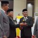 Nasir Giasi (kedua kanan) didampingi Nirwan Due (kanan) saat menyerahkan palu sidang sebagai simbol serah terima kursi pimpinan DPRD Kabupaten Pohuwato, Senin (30/09/2024).