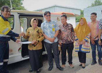 Penyerahan bantuan mobil operasional Puskesmas oleh perwakilan Pani Gold Project kepada Plt. Bupati Suharsi Igirisa.
