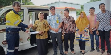 Penyerahan bantuan mobil operasional Puskesmas oleh perwakilan Pani Gold Project kepada Plt. Bupati Suharsi Igirisa.