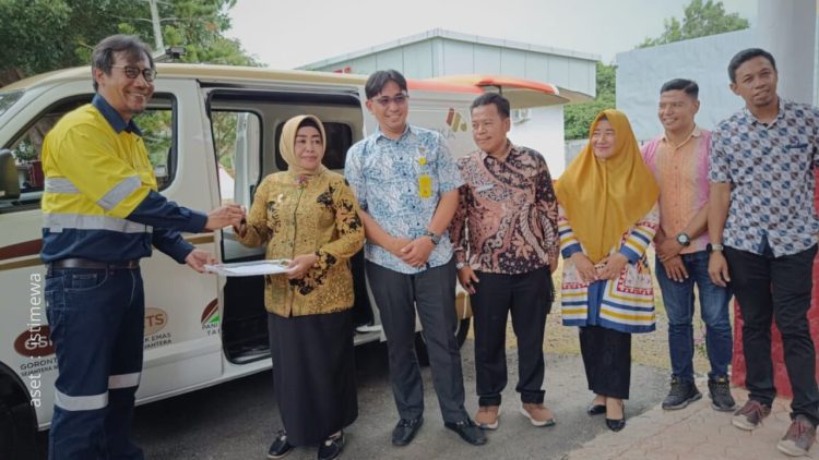 Penyerahan bantuan mobil operasional Puskesmas oleh perwakilan Pani Gold Project kepada Plt. Bupati Suharsi Igirisa.