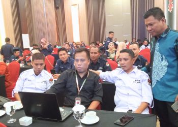 Kadiv Rendatin KPU Pohuwato, Usman Dunda, saat hadir dalam Bimtek penggunaan Aplikasi SIREKAP, Senin (14/10/2024).
