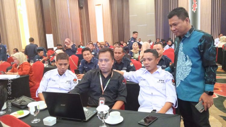 Kadiv Rendatin KPU Pohuwato, Usman Dunda, saat hadir dalam Bimtek penggunaan Aplikasi SIREKAP, Senin (14/10/2024).