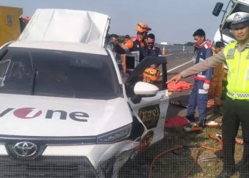 Mobil kru TVOne usai mengalami kecelakaan di Tol Batang-Pemalang, Kamis (31/10/2024).