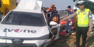 Mobil kru TVOne usai mengalami kecelakaan di Tol Batang-Pemalang, Kamis (31/10/2024).
