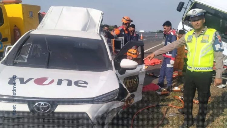 Mobil kru TVOne usai mengalami kecelakaan di Tol Batang-Pemalang, Kamis (31/10/2024).