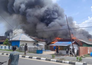 Kepulan asap tebal disertai api nampak sedang melahap bangunan rumah warga di Desa Buntulia Tengah, Kecamatan Buntulia, Jumat (1/11/2024).