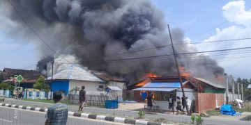 Kepulan asap tebal disertai api nampak sedang melahap bangunan rumah warga di Desa Buntulia Tengah, Kecamatan Buntulia, Jumat (1/11/2024).