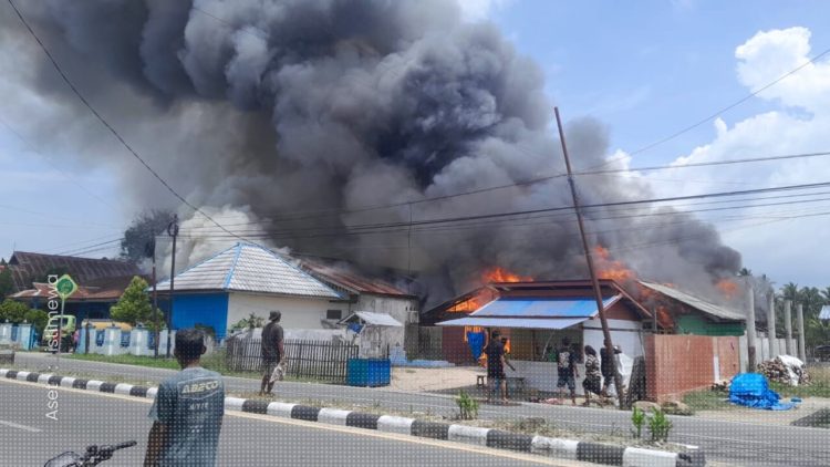 Kepulan asap tebal disertai api nampak sedang melahap bangunan rumah warga di Desa Buntulia Tengah, Kecamatan Buntulia, Jumat (1/11/2024).