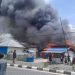 Kepulan asap tebal disertai api nampak sedang melahap bangunan rumah warga di Desa Buntulia Tengah, Kecamatan Buntulia, Jumat (1/11/2024).