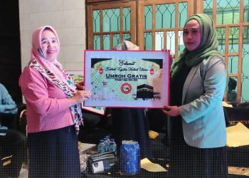 Anggota DPRD Kabupaten Pohuwato, Yuliani Rumampuk, saat menyerahkan hadiah kepada pemenang undian dalam acara ramah tamah, Sabtu (2/11/2024).