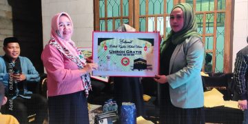 Anggota DPRD Kabupaten Pohuwato, Yuliani Rumampuk, saat menyerahkan hadiah kepada pemenang undian dalam acara ramah tamah, Sabtu (2/11/2024).