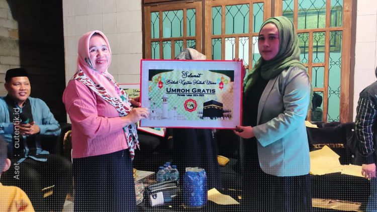 Anggota DPRD Kabupaten Pohuwato, Yuliani Rumampuk, saat menyerahkan hadiah kepada pemenang undian dalam acara ramah tamah, Sabtu (2/11/2024).