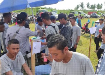 Salah satu pedagang asongan di event Family Gathering BTL, IGL, BJA, yang dilaksanakan di Lapangan Proklamasi, Popayato, Minggu (3/11/2024).