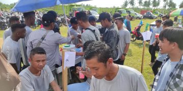 Salah satu pedagang asongan di event Family Gathering BTL, IGL, BJA, yang dilaksanakan di Lapangan Proklamasi, Popayato, Minggu (3/11/2024).