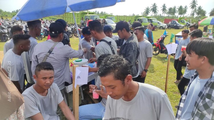Salah satu pedagang asongan di event Family Gathering BTL, IGL, BJA, yang dilaksanakan di Lapangan Proklamasi, Popayato, Minggu (3/11/2024).