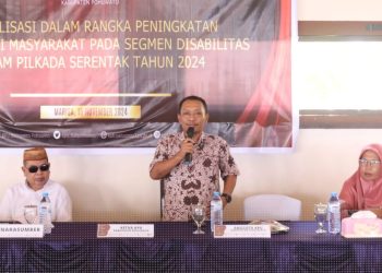Komisioner KPU Kabupaten Pohuwato, Iskandar Ibrahim (tengah) saat membuka kegiatan sosialisasi segmen Disabilitas, Jumat (15/11/2024).