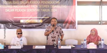 Komisioner KPU Kabupaten Pohuwato, Iskandar Ibrahim (tengah) saat membuka kegiatan sosialisasi segmen Disabilitas, Jumat (15/11/2024).