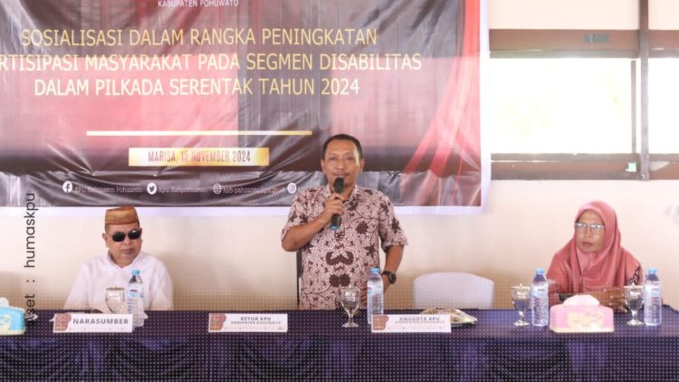 Komisioner KPU Kabupaten Pohuwato, Iskandar Ibrahim (tengah) saat membuka kegiatan sosialisasi segmen Disabilitas, Jumat (15/11/2024).