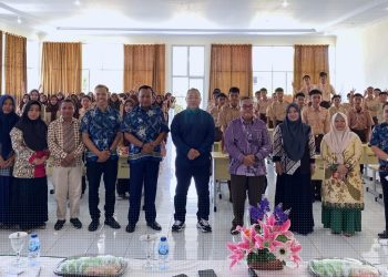 Successful Career in Hospitality Aston Gorontalo bersama siswa-siswi SMK Negeri 2 Gorontalo.