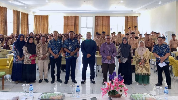 Successful Career in Hospitality Aston Gorontalo bersama siswa-siswi SMK Negeri 2 Gorontalo.