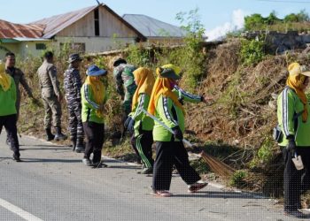 Karya Bakti TNI AD membersihkan beberapa titik di ruas Jalan Trans Sulawesi di Kecamatan Marisa, Kabupaten Pohuwato, Provinsi Gorontalo, Kamis (21/11/2024).