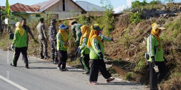 Karya Bakti TNI AD membersihkan beberapa titik di ruas Jalan Trans Sulawesi di Kecamatan Marisa, Kabupaten Pohuwato, Provinsi Gorontalo, Kamis (21/11/2024).