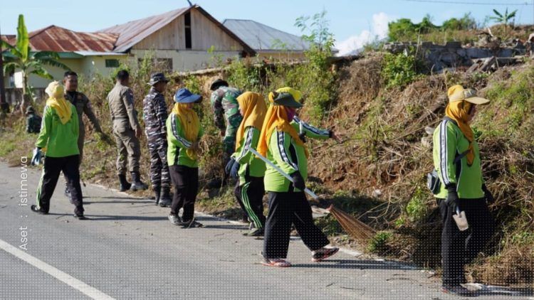 Karya Bakti TNI AD membersihkan beberapa titik di ruas Jalan Trans Sulawesi di Kecamatan Marisa, Kabupaten Pohuwato, Provinsi Gorontalo, Kamis (21/11/2024).