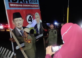 Salah satu alat peraga kampanye yang ditertibkan tim gabungan, Ahad (24/11/2024).